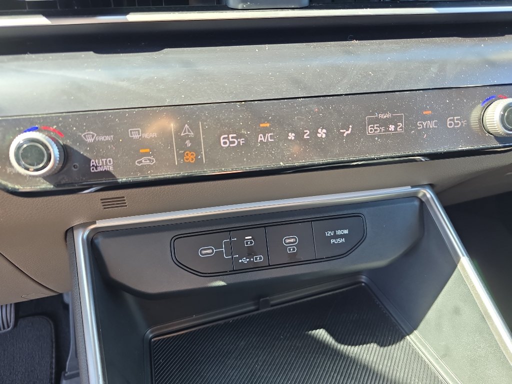 Used 2025 Kia Carnival FWD image 16