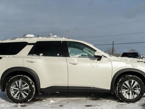 Used 2024 Nissan Pathfinder SL w/ Black Appearance Package image 5