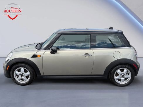 Used 2011 MINI Cooper Hardtop image 2