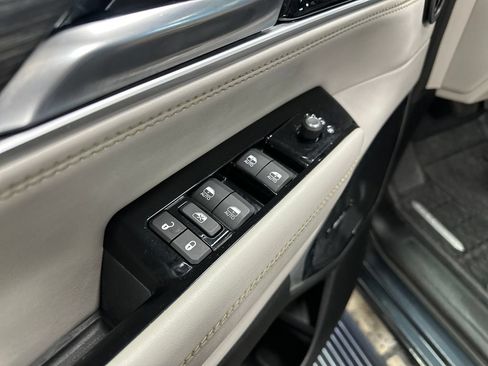 Used 2023 Jeep Wagoneer Series III w/ Premium Group I AWD/4WD image 16