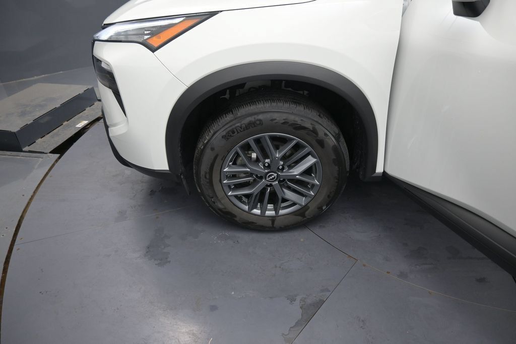 Used 2024 Nissan Rogue S FWD image 14