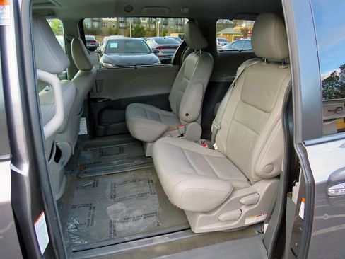 Used 2015 Toyota Sienna XLE Premium image 14