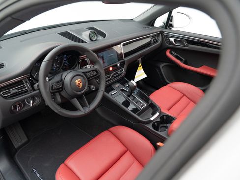 Certified 2026 Porsche Macan AWD/4WD image 4