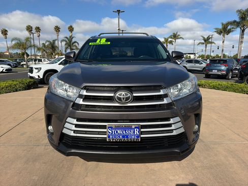 Used 2018 Toyota Highlander XLE FWD image 2