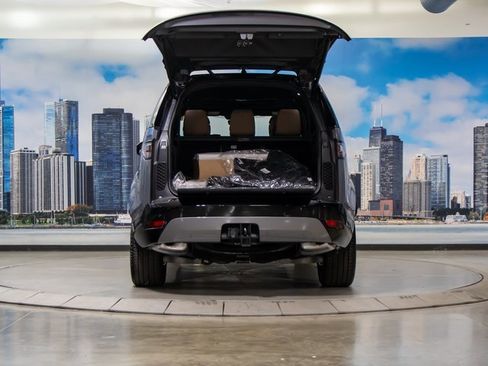 Certified 2025 Land Rover Discovery Dynamic SE image 12