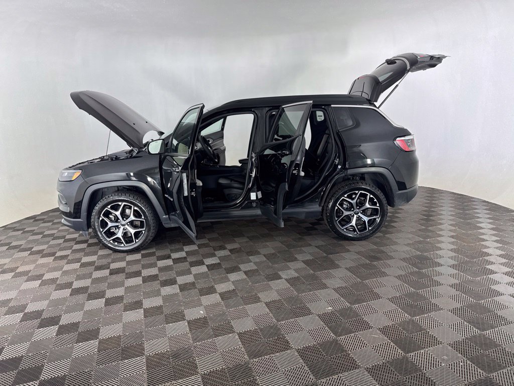 Used 2025 Jeep Compass Limited AWD/4WD image 10
