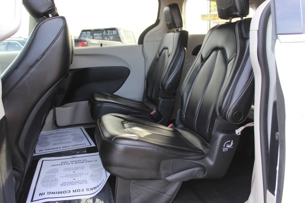 Used 2023 Chrysler Pacifica Touring-L FWD image 16