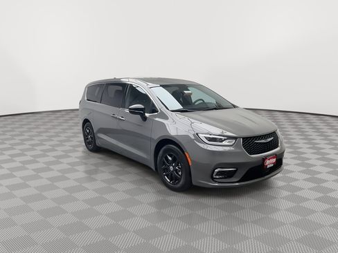 Used 2025 Chrysler Pacifica Select image 32