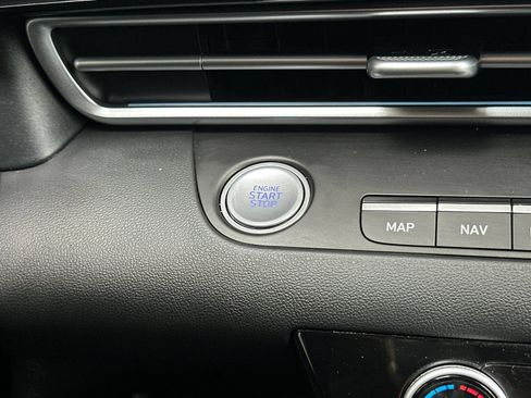 Used 2025 Hyundai Elantra Limited FWD image 21