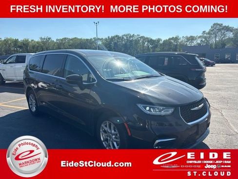 Used 2023 Chrysler Pacifica Touring-L FWD image 1
