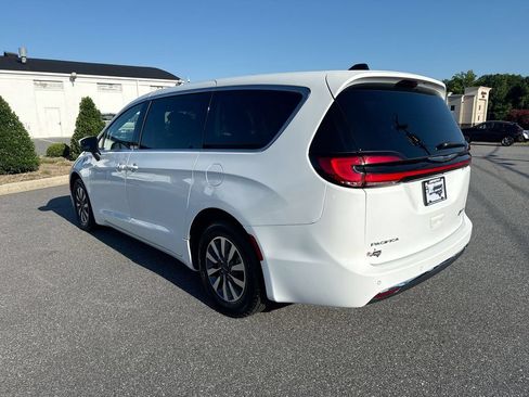Used 2023 Chrysler Pacifica Touring-L FWD image 5