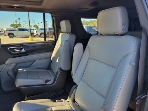 Used 2021 Chevrolet Suburban LT w/ LT Signature Package RWD image 29