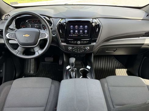 Used 2023 Chevrolet Traverse LT image 3