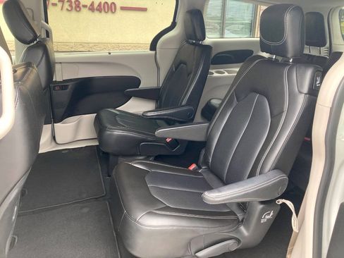 Used 2023 Chrysler Pacifica Touring-L FWD image 12