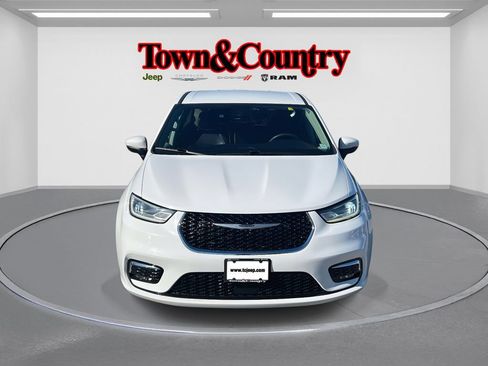 Used 2023 Chrysler Pacifica Touring-L image 2