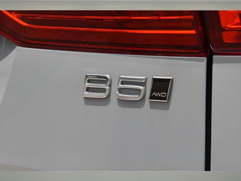 Certified 2025 Volvo XC60 B5 Ultra w/ Protection Package Premier image 28