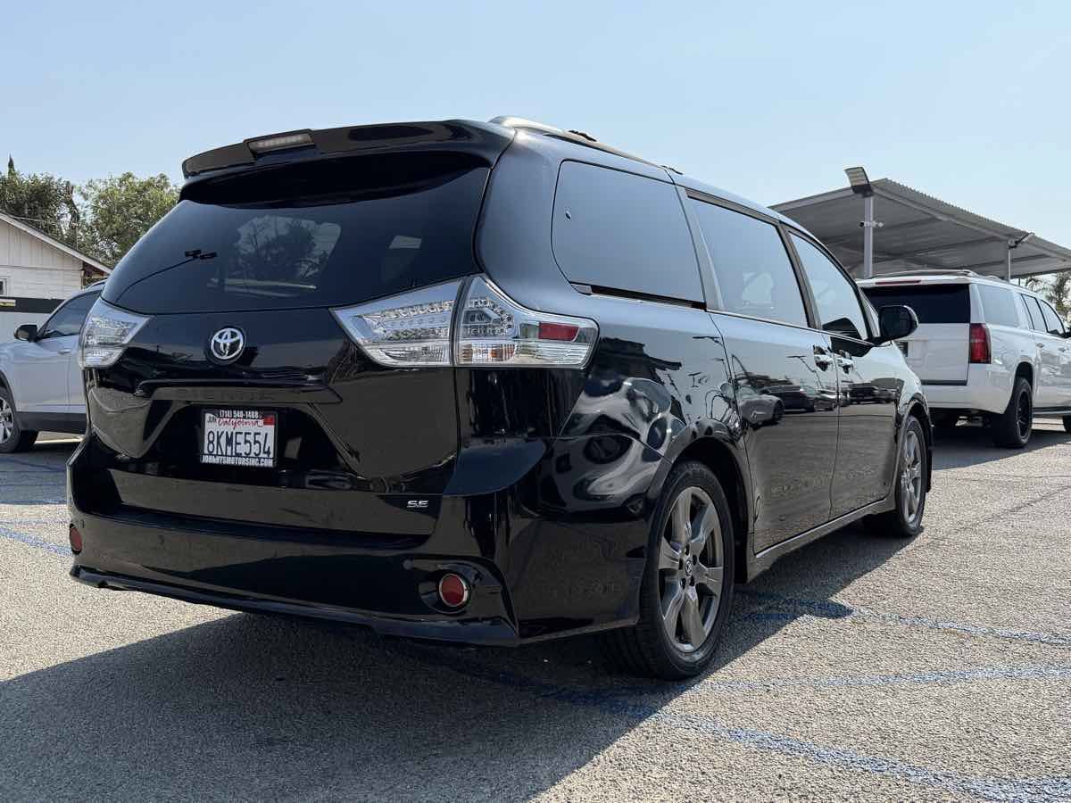 Used 2019 Toyota Sienna SE w/ Carpet Mat Package FWD image 27