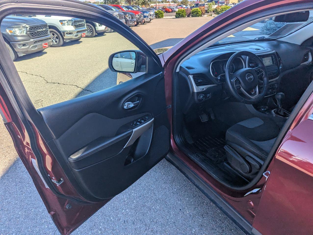 Used 2018 Jeep Cherokee Latitude w/ Cold Weather Group AWD/4WD image 8