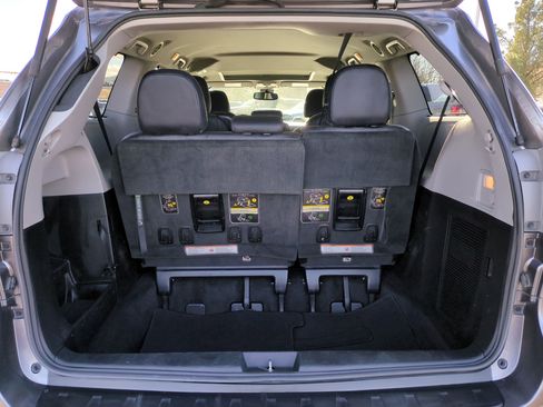 Used 2018 Toyota Sienna SE image 28