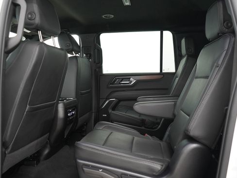 Used 2025 GMC Yukon XL Denali AWD/4WD image 17