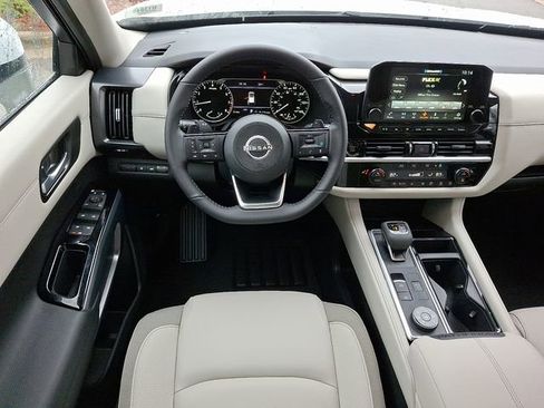 New 2025 Nissan Pathfinder SL image 9