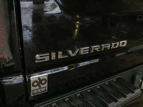 Used 2022 Chevrolet Silverado 2500 Custom w/ Custom Value Package AWD/4WD image 11