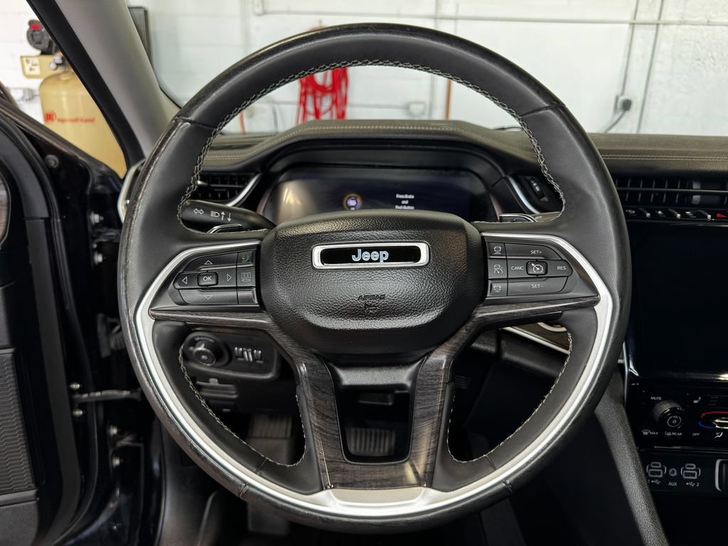 Used 2023 Jeep Grand Cherokee L Limited w/ Black Appearance Package AWD/4WD image 15