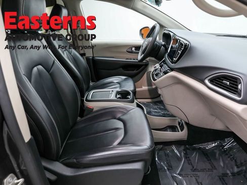 Used 2023 Chrysler Pacifica Touring-L FWD image 23
