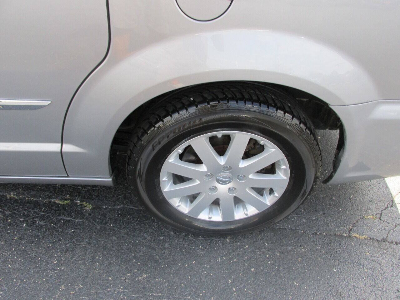 Used 2015 Chrysler Town & Country Touring w/ Driver Convenience Group FWD image 39