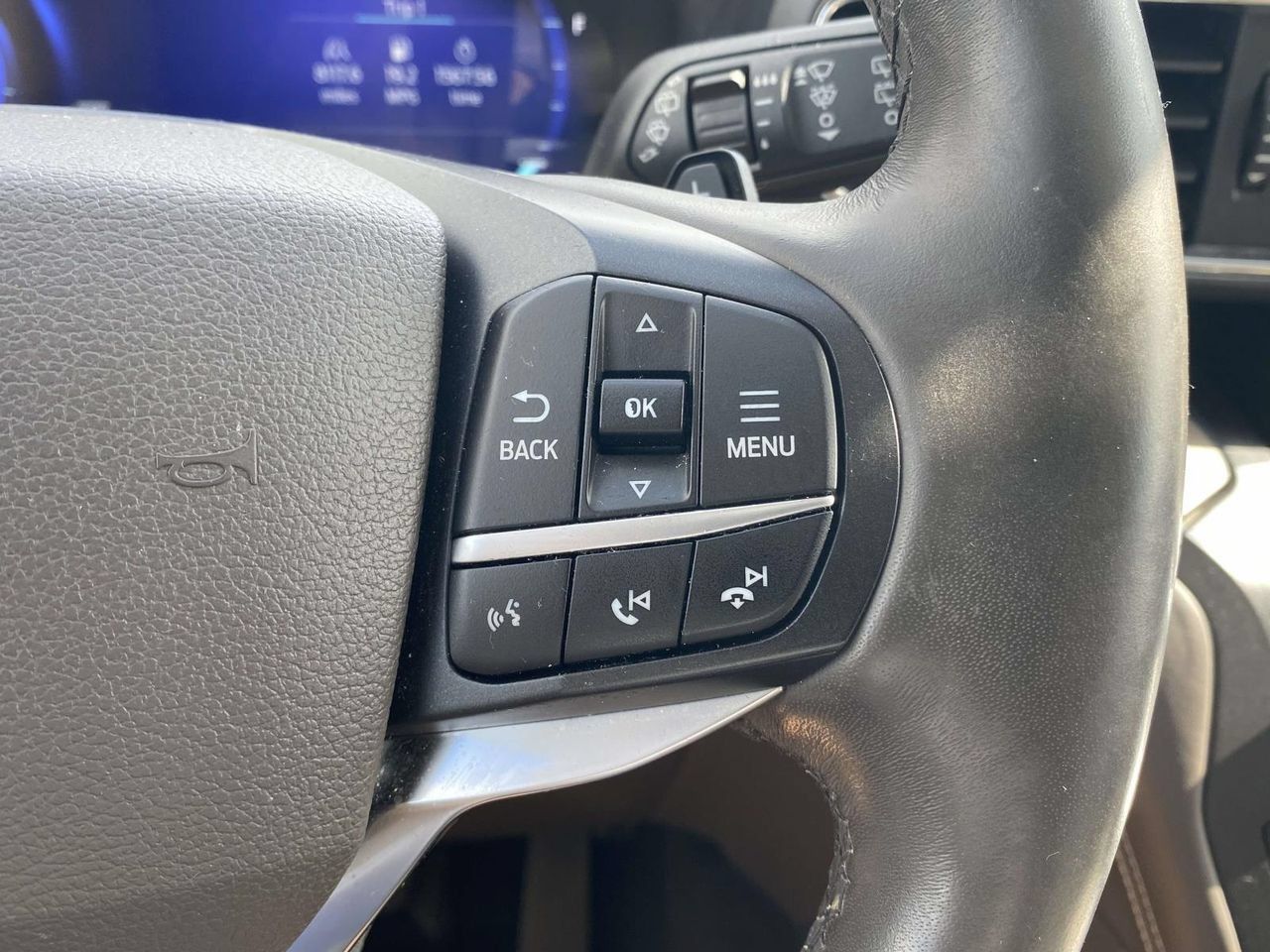Used 2020 Ford Explorer Platinum w/ Premium Technology Package AWD/4WD image 23