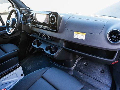 Used 2024 Mercedes-Benz eSprinter 170 Cargo image 10