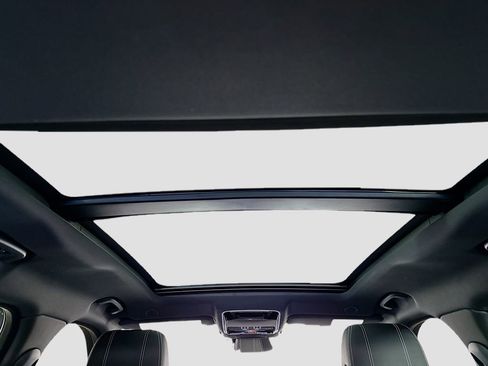 Used 2021 Land Rover Range Rover Velar R-Dynamic S image 23