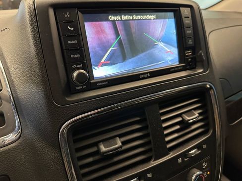 Used 2018 Dodge Grand Caravan SE w/ UConnect Hands-Free Group FWD image 14