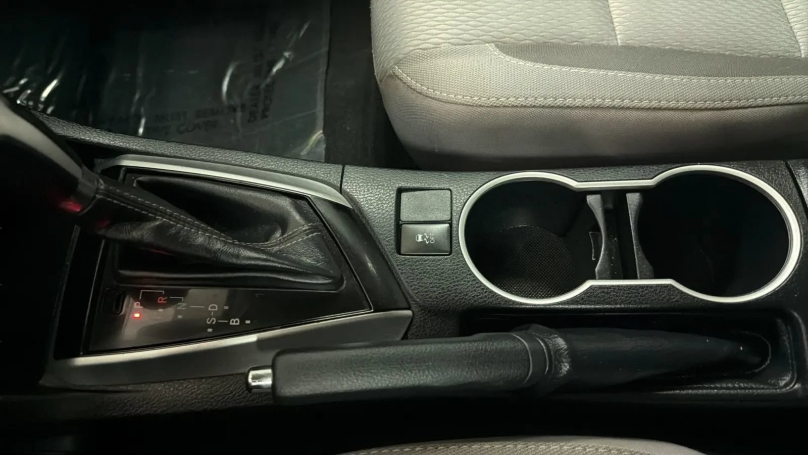 Used 2018 Toyota Corolla LE w/ Carpet Mat Package (TMS) FWD image 12