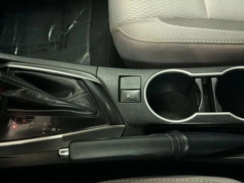Used 2018 Toyota Corolla LE w/ Carpet Mat Package (TMS) FWD image 12