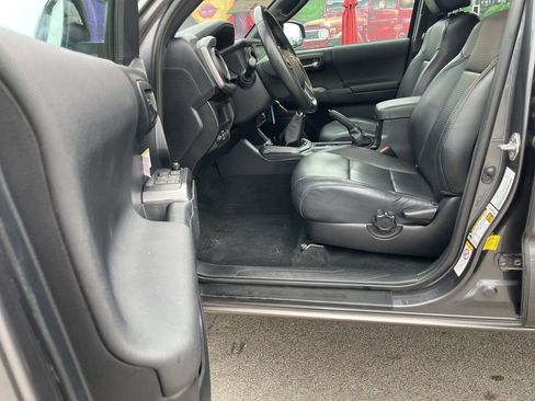 Used 2019 Toyota Tacoma TRD Off-Road w/ TRD Premium Off Road Package AWD/4WD image 14