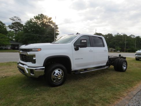 New 2026 Chevrolet Silverado 3500 LT AWD/4WD image 1