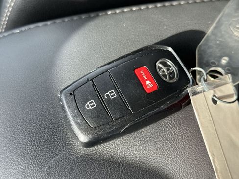 Used 2025 Toyota Corolla Cross XLE FWD image 42