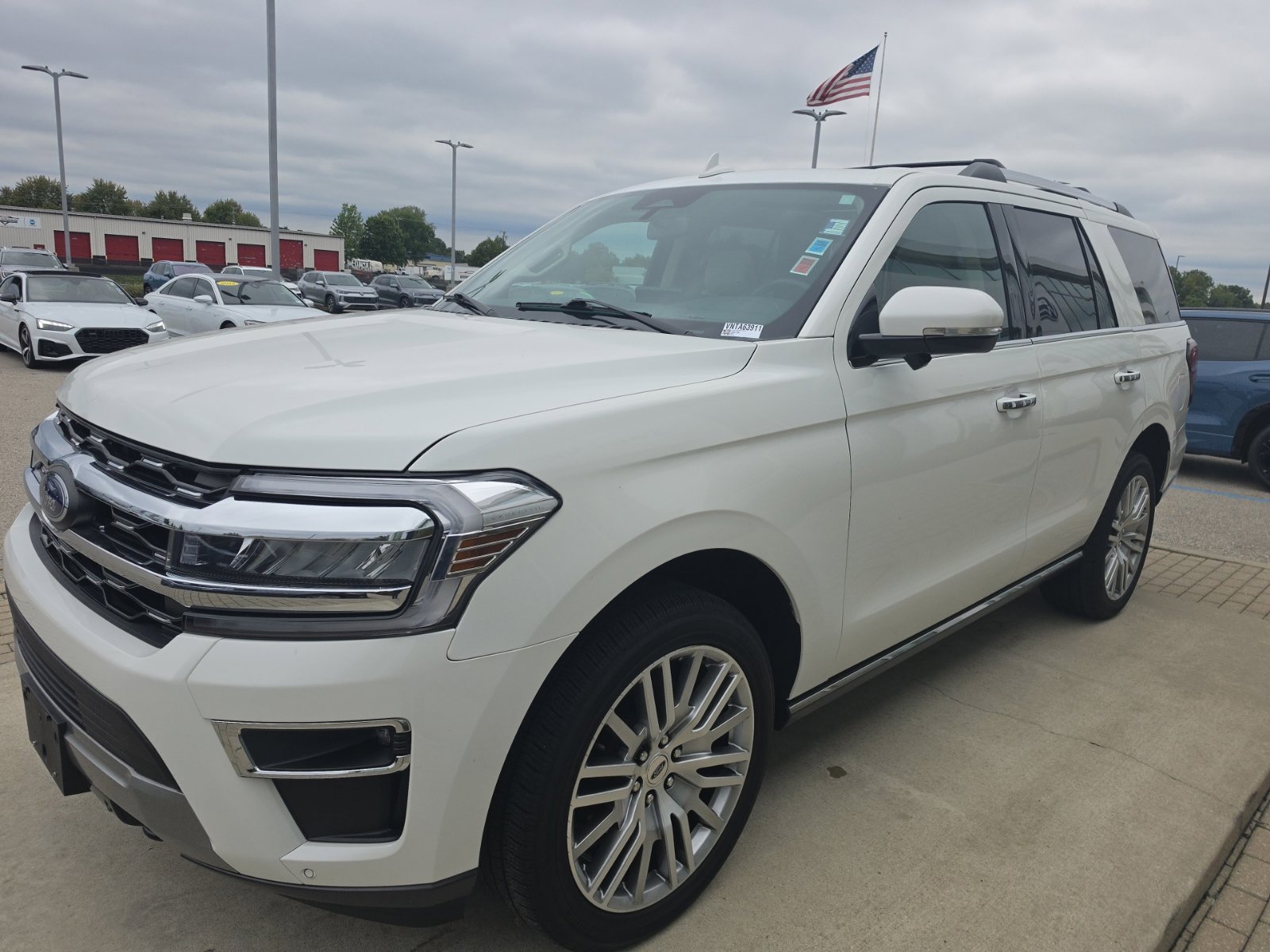 Used 2023 Ford Expedition Limited AWD/4WD image 3