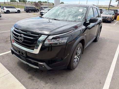 Used 2022 Nissan Pathfinder SL AWD/4WD image 1