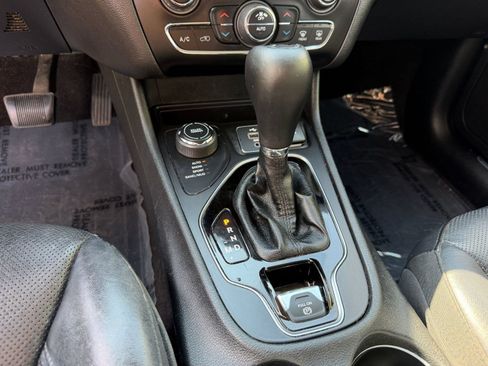 Used 2019 Jeep Cherokee Limited w/ Luxury Group AWD/4WD image 17