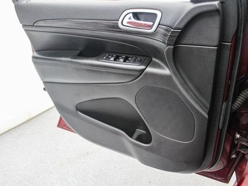 Used 2019 Jeep Grand Cherokee Altitude AWD/4WD image 16
