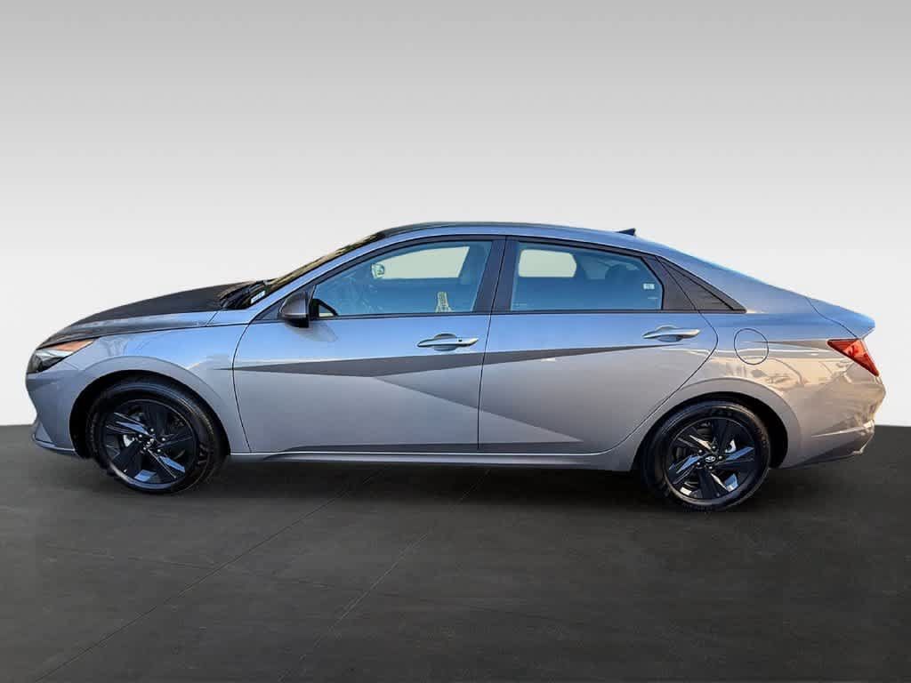 Used 2023 Hyundai Elantra SEL w/ Cargo Package FWD image 3