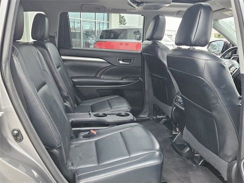 Used 2018 Toyota Highlander XLE image 17