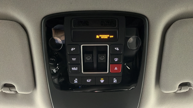 Used 2025 Kia Carnival SX FWD image 33