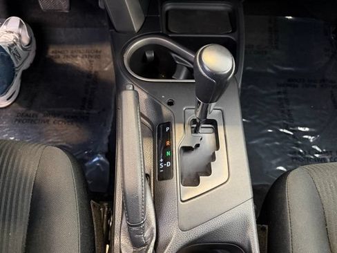 Used 2017 Toyota RAV4 LE AWD/4WD image 16