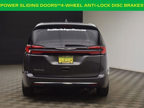 Used 2023 Chrysler Pacifica Touring-L image 8