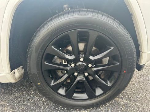 Used 2019 Jeep Grand Cherokee Altitude image 2