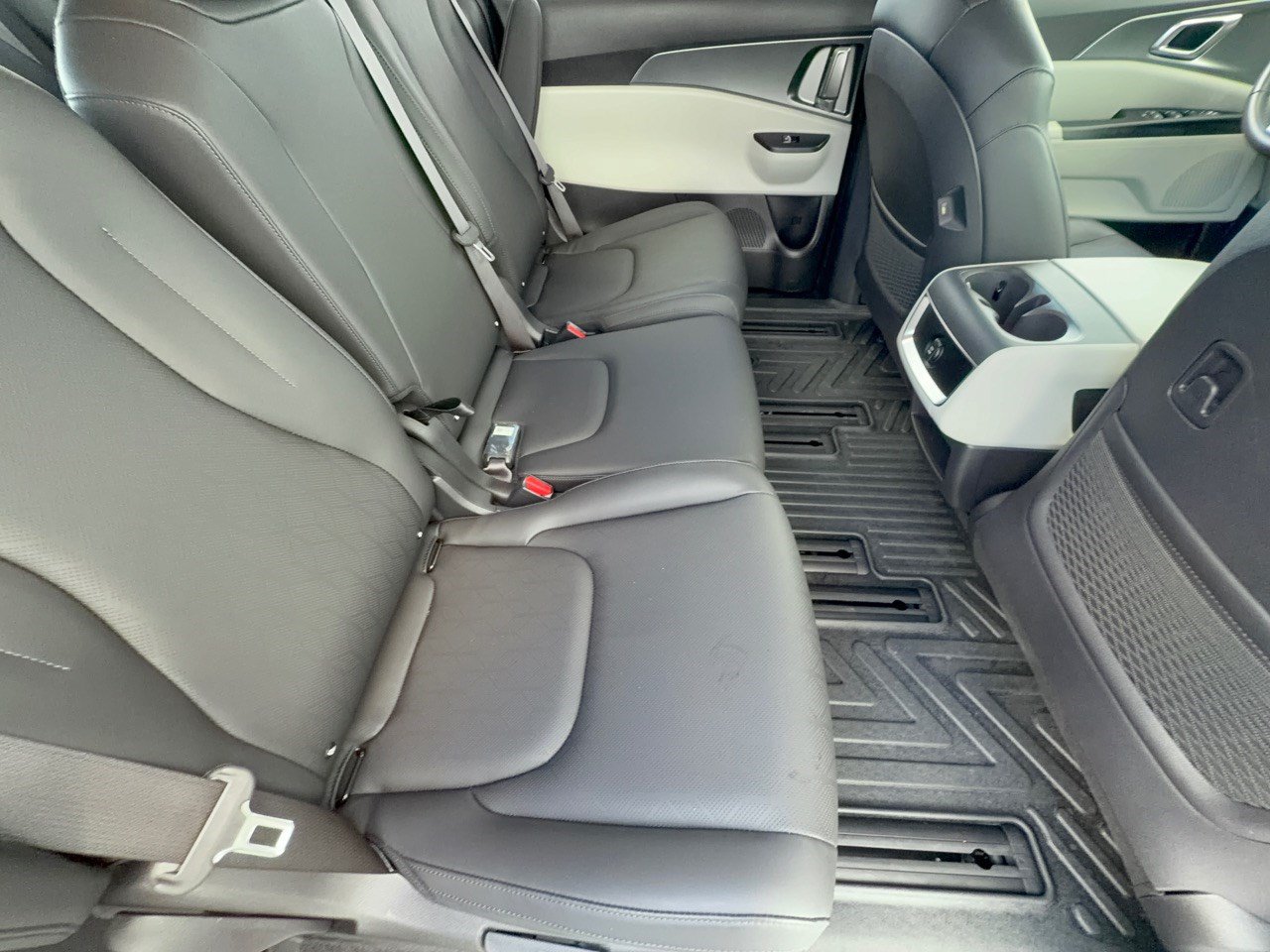 Used 2024 Kia Carnival LX FWD image 29