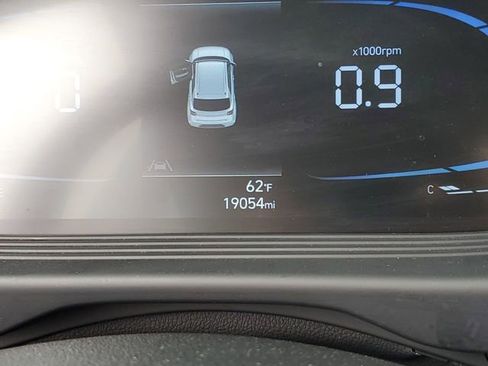 Used 2025 Hyundai Venue SEL FWD image 12